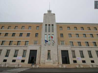 L�edificio si presenta con una geometria rigorosa e lineare che, per quanto palesemente moderna e riconducibile allo stile razionalista tipico dell�architettura fascista, viene affiancata da elementi dell�arte classica, sia per quanto riguarda la simmetria sia per l�uso di materiali locali